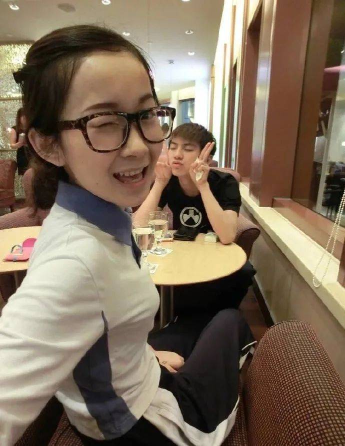 现在邓嘉怡已经是两个孩子的妈妈了.在网络上依旧很活跃,经常会po