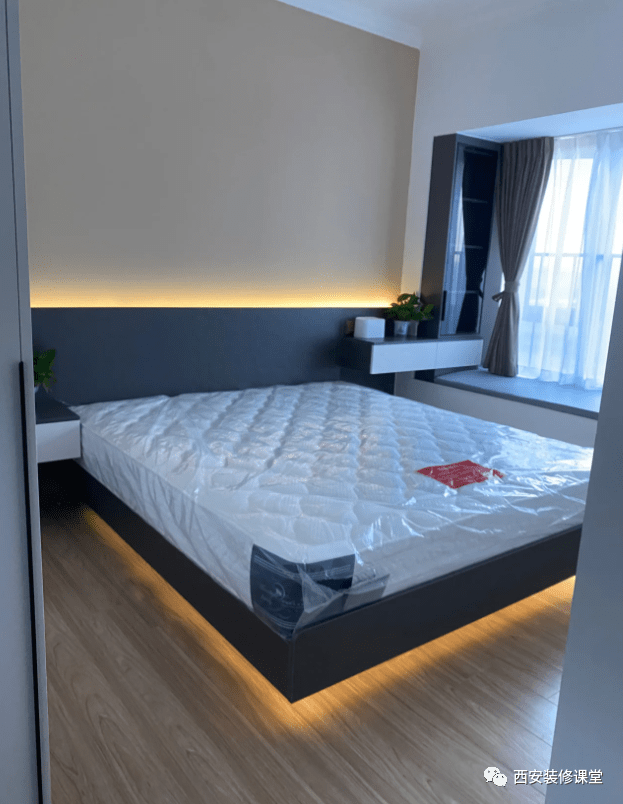 吊顶暗藏灯带,满足营造氛围和实现卧室无主灯的做法▲当然也可以床下