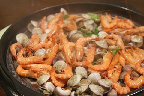 蒸海鲜时，如果直接下锅可能会有“腥味”，多加一步，又鲜又香！