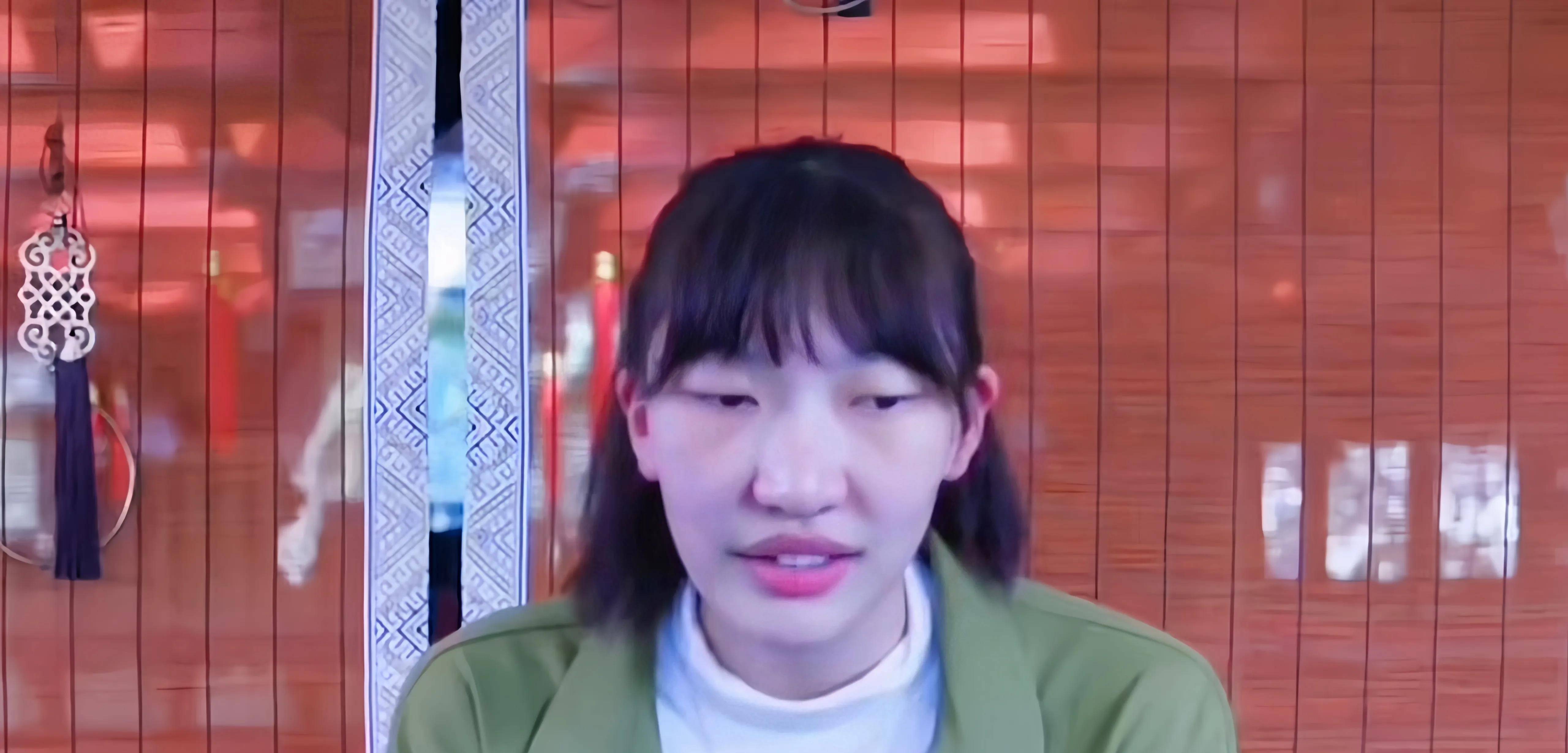 每天下午放学后,小韩旭只能一个人坐公交车去体校练球.