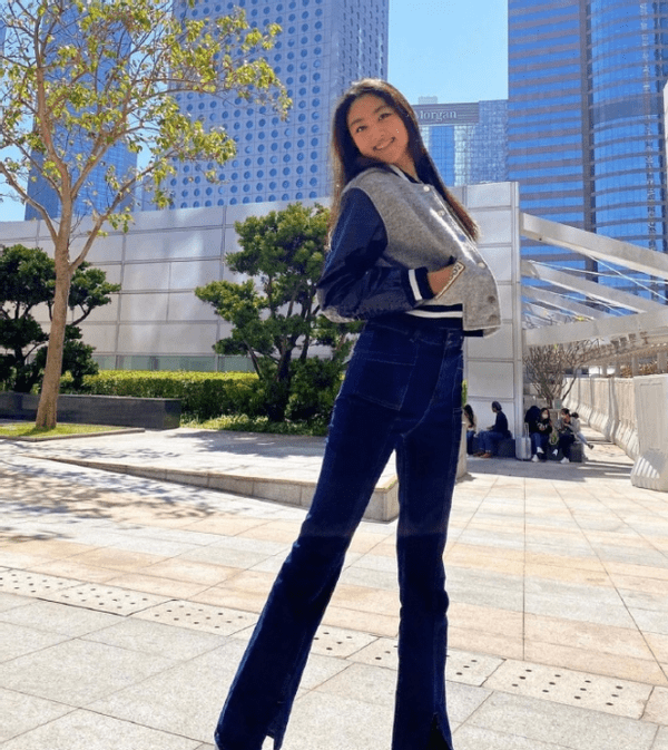 任达华女儿晒近照,大长腿小蛮腰惹人羡慕,16岁身高快超180_任晴佳