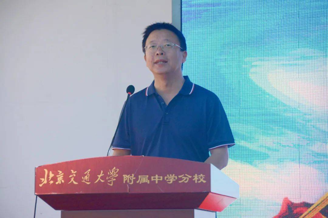 启动仪式训前动员绿海点缀下的斑斑迷彩,是青春中最绚丽的颜色;烈日