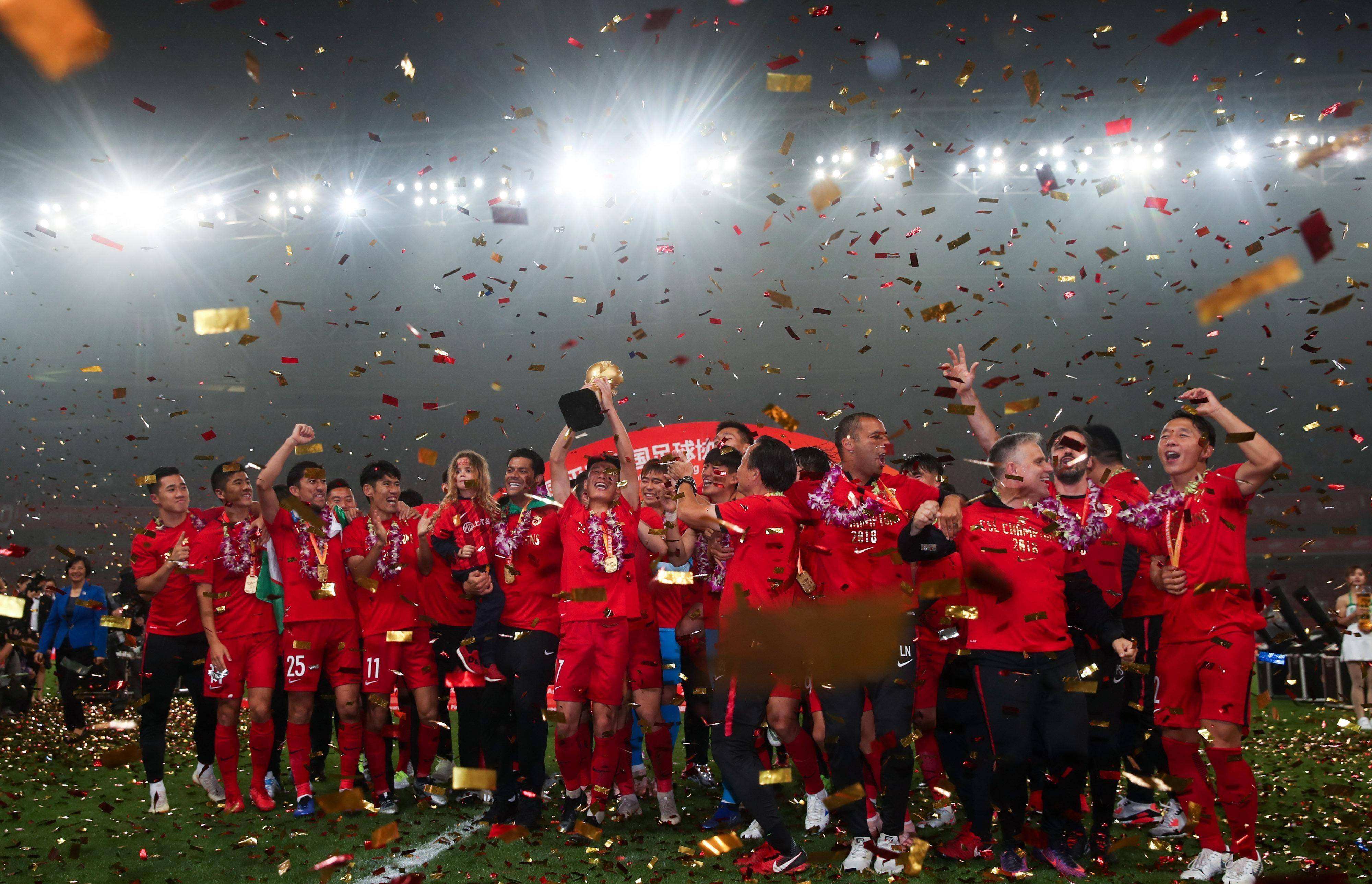 中超光明正大偏袒,上港获益不断,名记忍不住了!_裁判_球员_实力