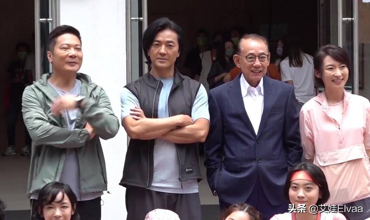 54岁郑伊健罕见露面,穿背心健美裤小腿肌肉发达,女子合影太含羞_衣品