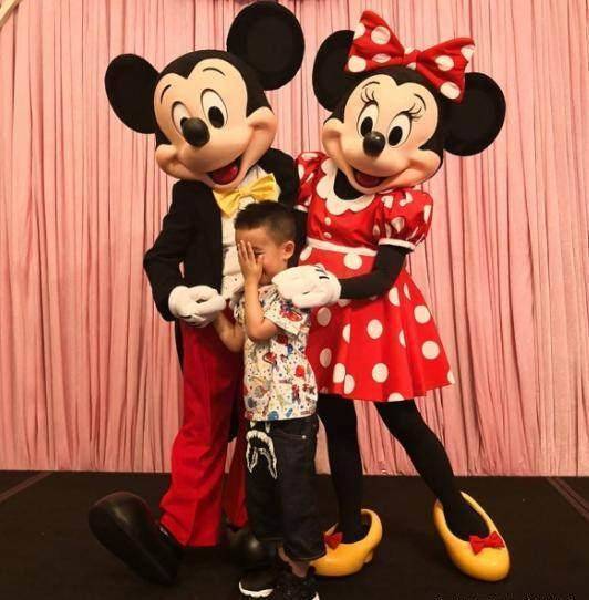 陈小春应采儿带儿子游迪士尼jasper与米老鼠合影害羞捂脸好可爱_节目