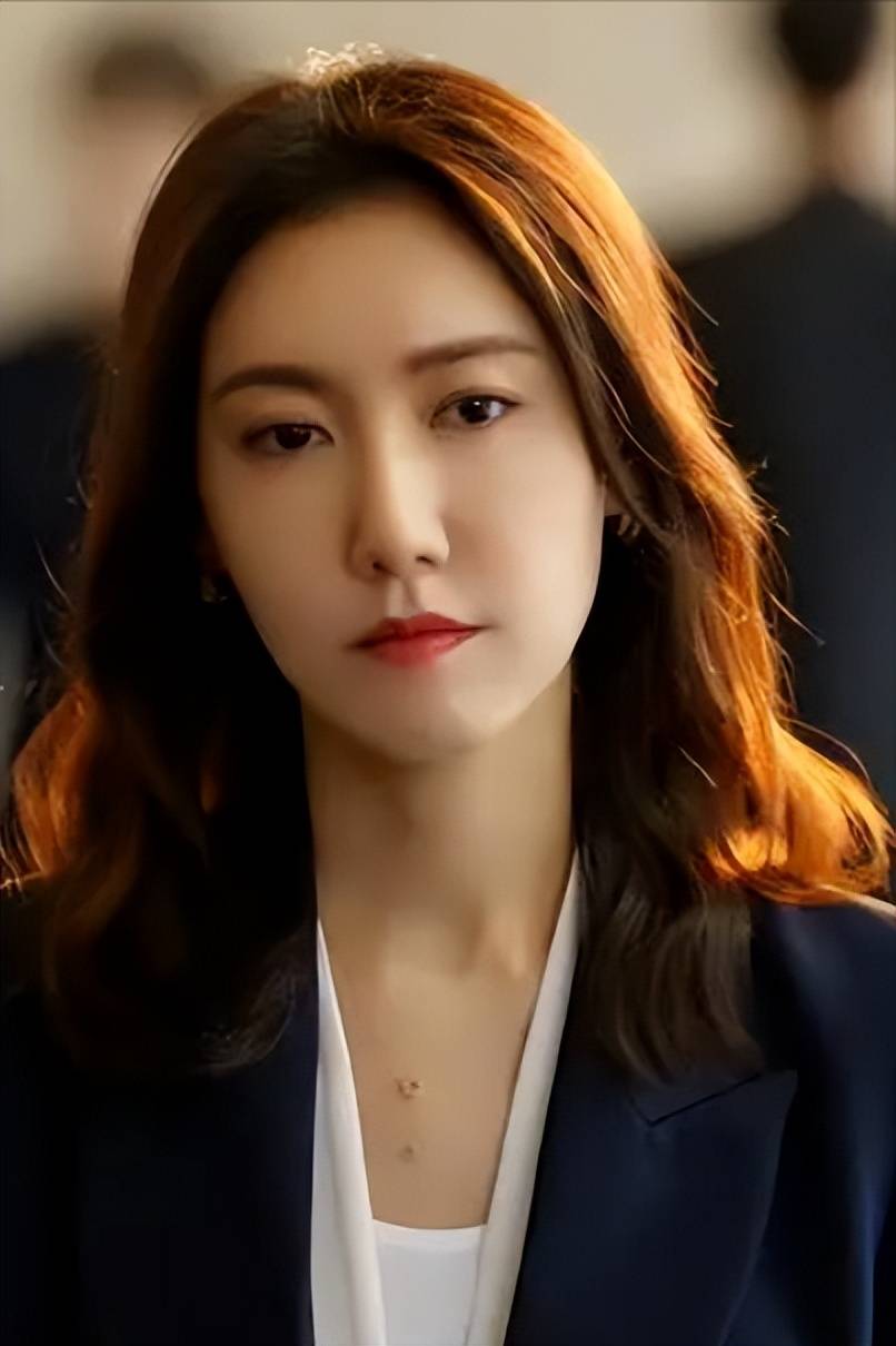 在上学时,她成绩优异,获得了进入名校的机会;而步入职场后,她以