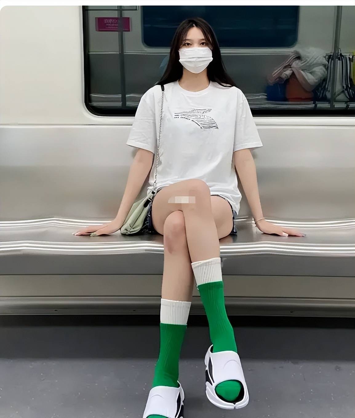 的女大学生无一例外的都是长长的袜子,搭配着一双露着脚指头的拖鞋