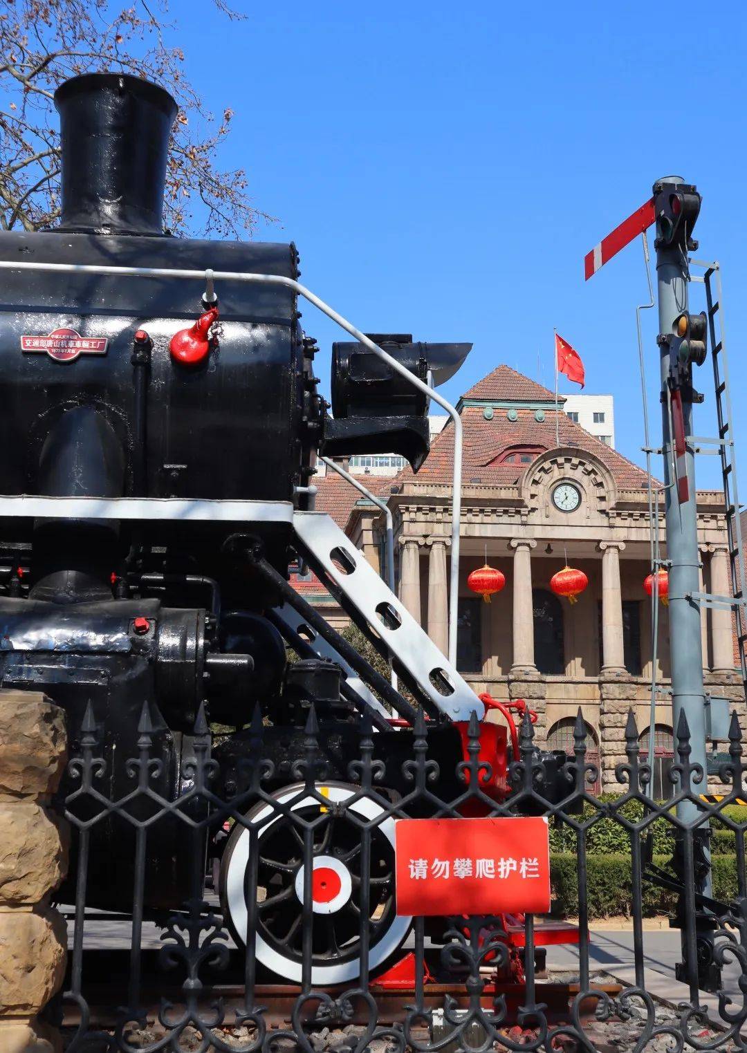 济南火车站十字路口,欧式风格的胶济铁路博物馆静静伫立,始建于1904年