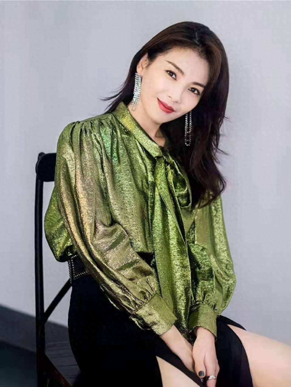 刘涛首次挑战主持人,高时尚裤太抢镜,网友:这腿是能免费看的吗_身材