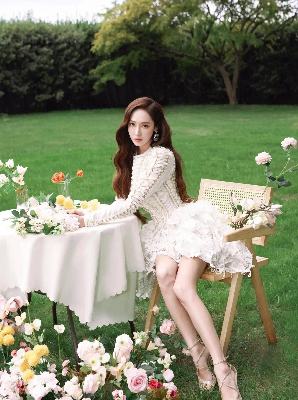 郑秀妍白色时尚连衣裙展现无尽魅力_元素_女性_感觉