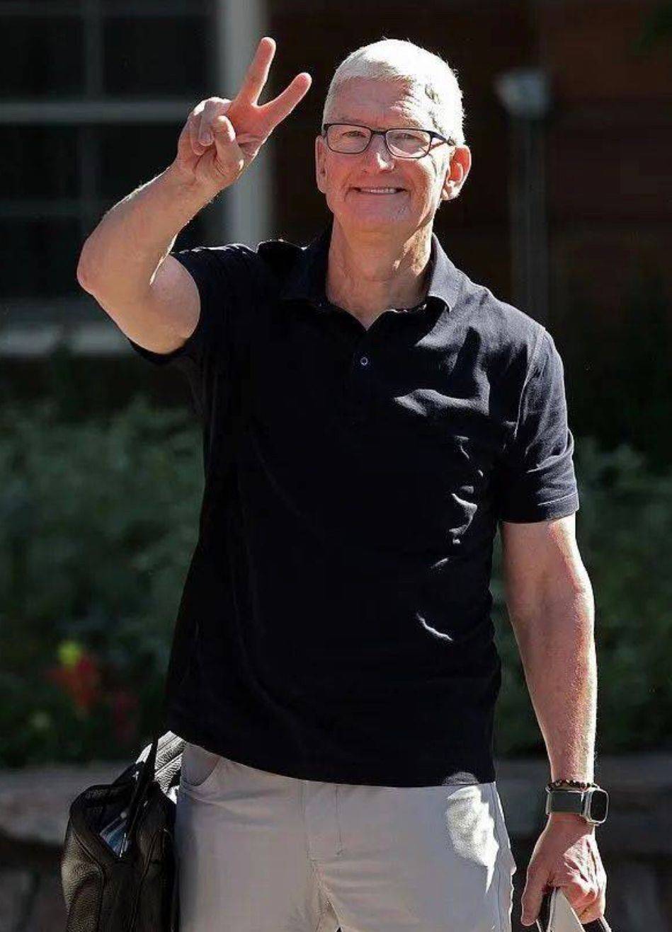 富豪云集的太阳谷峰会,告诉你有钱男人怎么穿,主打一个舒适低调_衬衫