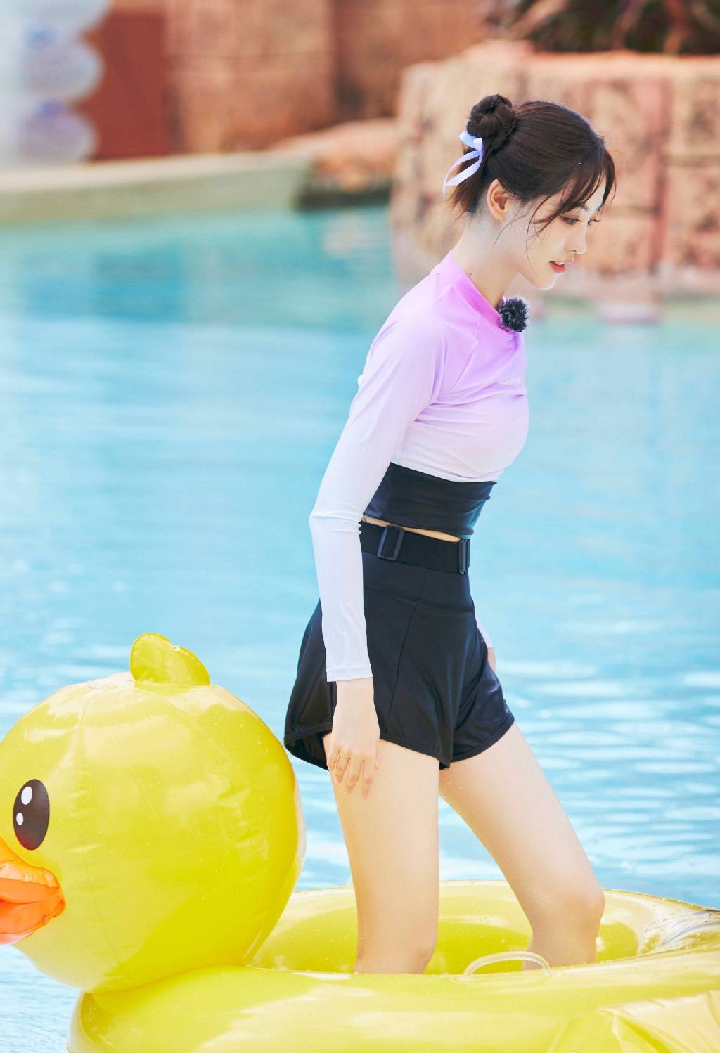 青春女星祝绪丹新综艺节目,在泳池与小黄鸭玩得很开心,样貌秀丽充满