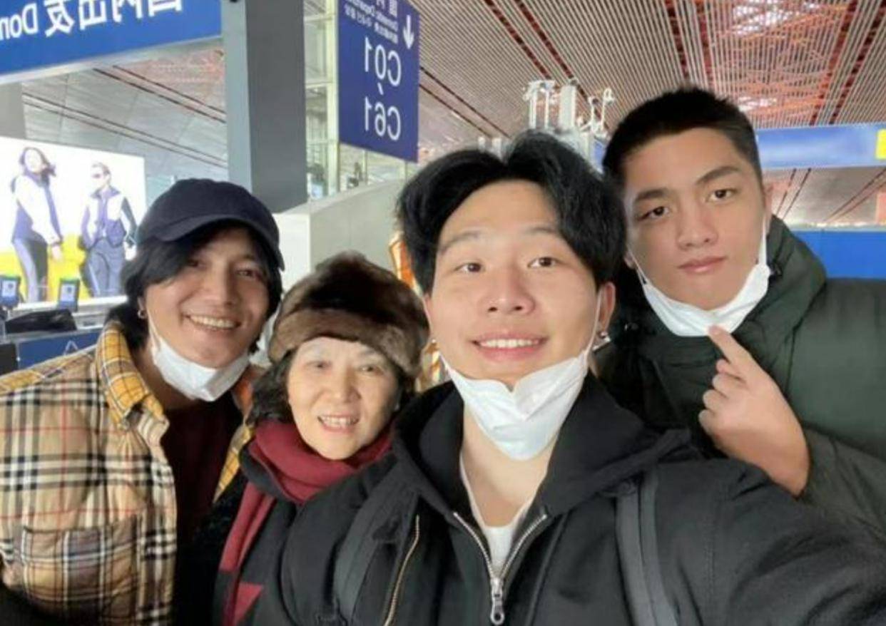 陈坤21岁儿子带奶奶游日本,身材魁梧越来越像爸,网友:有去无回_陈尊佑