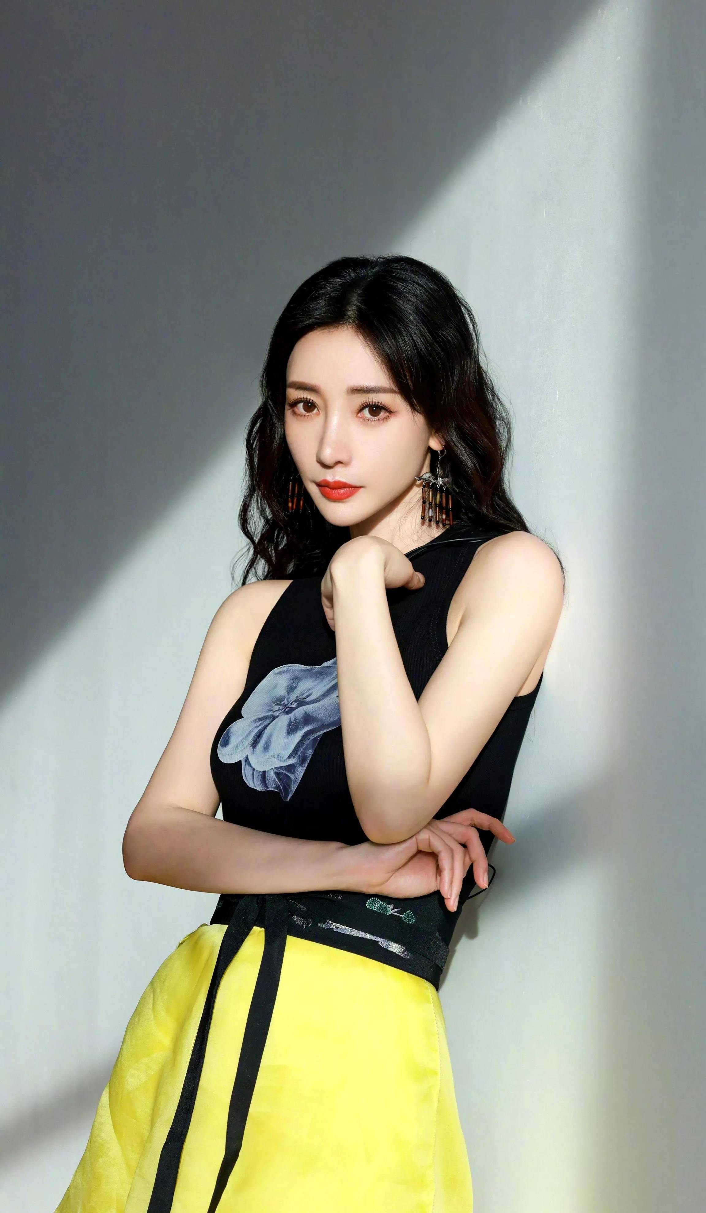 柳岩230805精致图集精致魅力_女性_风格_活动