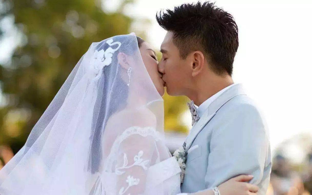 50多岁的吴奇隆身材走样,竟被认成是保姆,已成小虎队最胖的一个