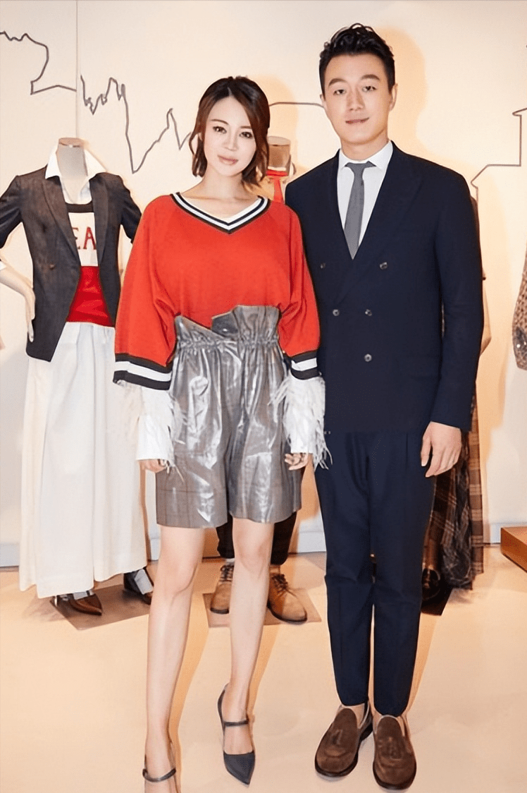 佟大为夫妻同出镜,两人均长腿抢镜,关悦亮面短裤增知性魅力_风格_时尚