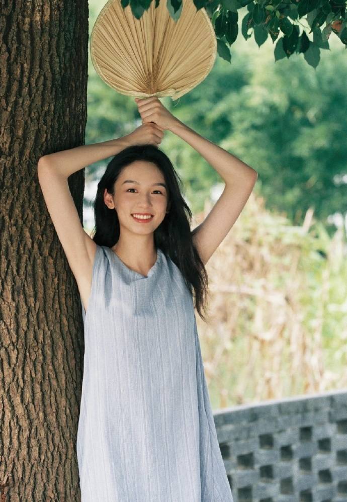 电影中她饰演的是王大陆的女友!草帽和长裙,让她充满文艺气息!