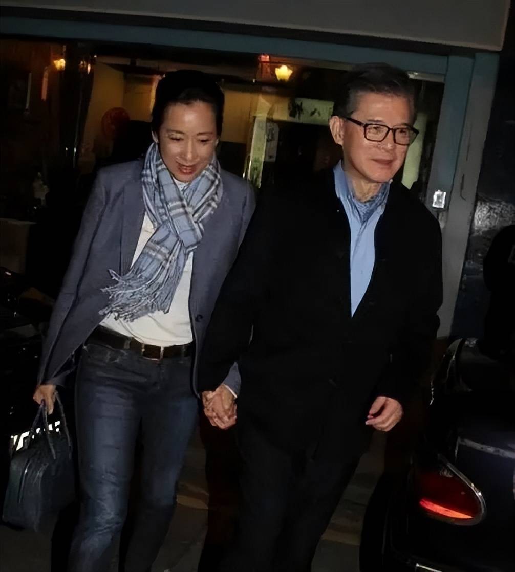 罗康瑞在2000年跟发妻离婚,两个人也是因为感情的问题而离婚.