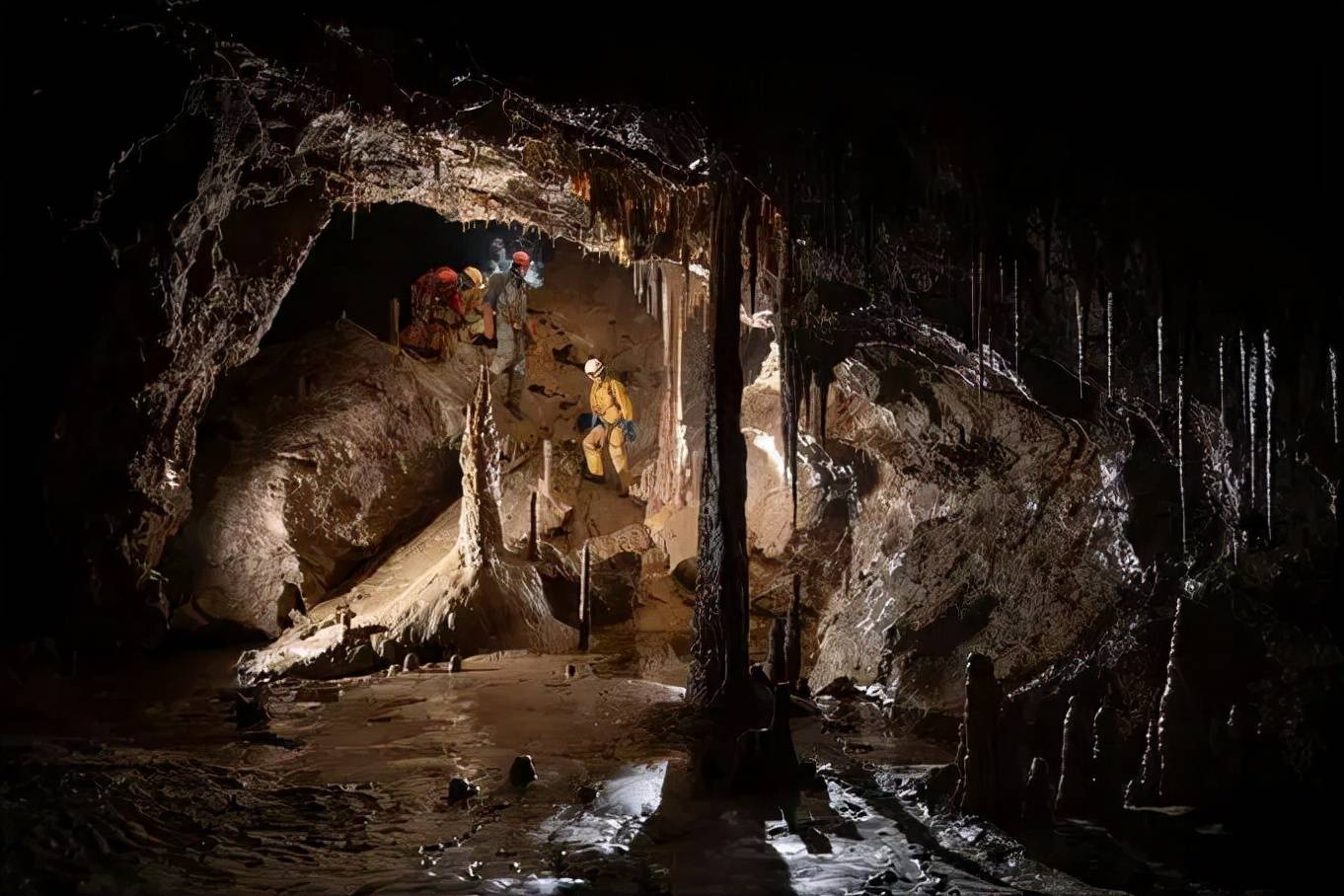 村民_山洞_方解石