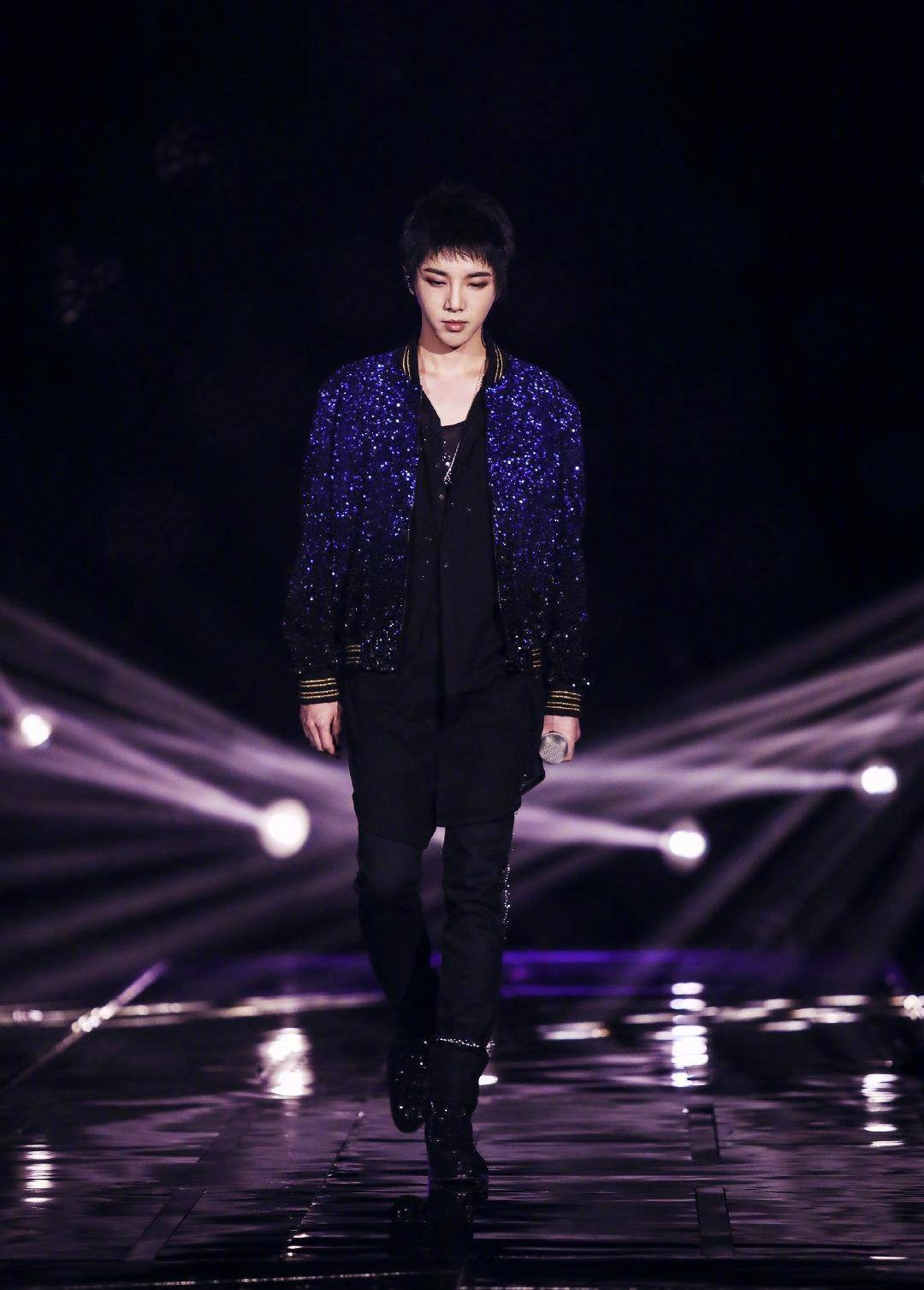 周深华晨宇袁娅维说"不",实力当时尚选手_白色_外套_黑色