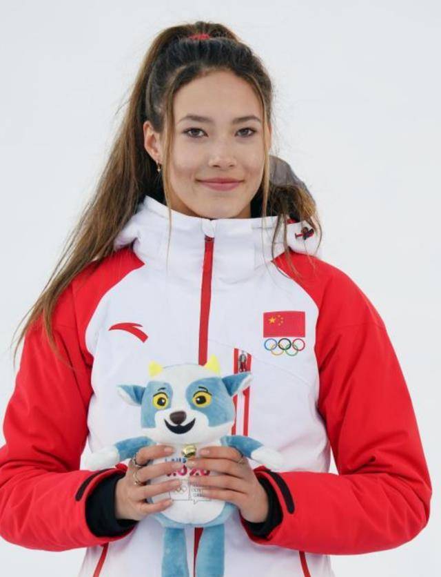 谷爱凌晒时髦自拍大秀好身材,性感腹肌力量感十足,妈妈罕见出镜_谷燕