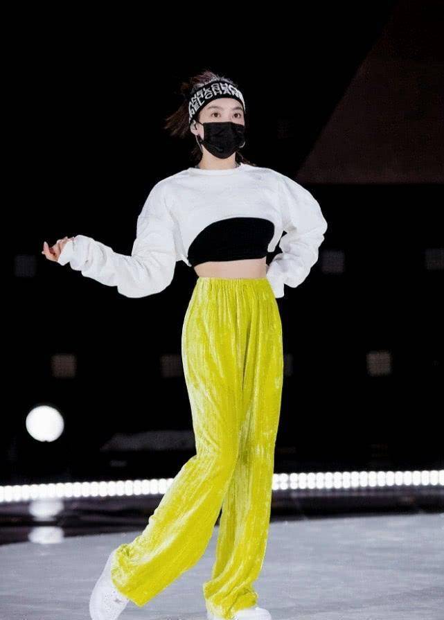 宋茜与exo是同一个公司,身为鹿晗和黄子韬的前辈,三个人不仅在国外