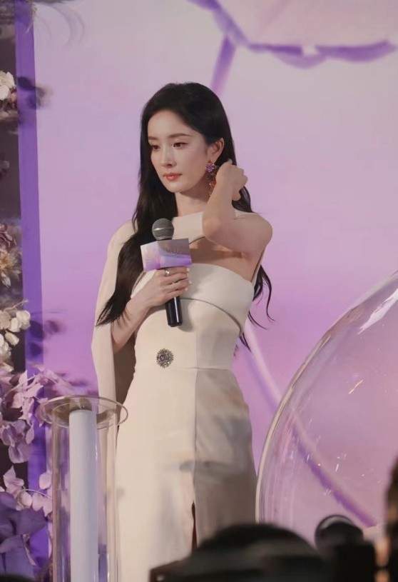 杨幂四川成都亮相,开叉裙再现"漫话神腿",眼窝凹陷37岁很真实_效果