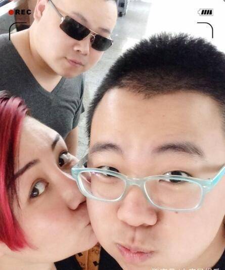 郭德纲为妻子庆生两子陪伴左右,徒弟岳云鹏为师娘送上生日祝福_王惠