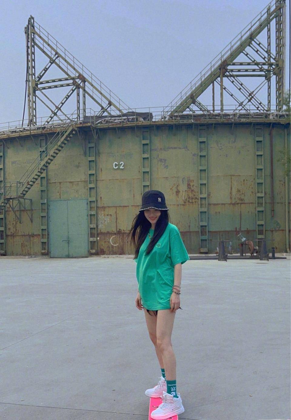 李小璐新恋情疑曝光,连续几天与帅哥唱k,带回家的与pgone同风格