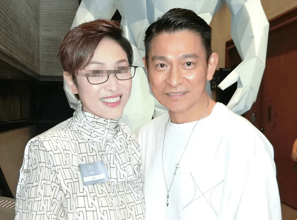 反倒是女星陈法蓉一直在跟所有人互动,她先是跟刘德华单独合影,还晒出