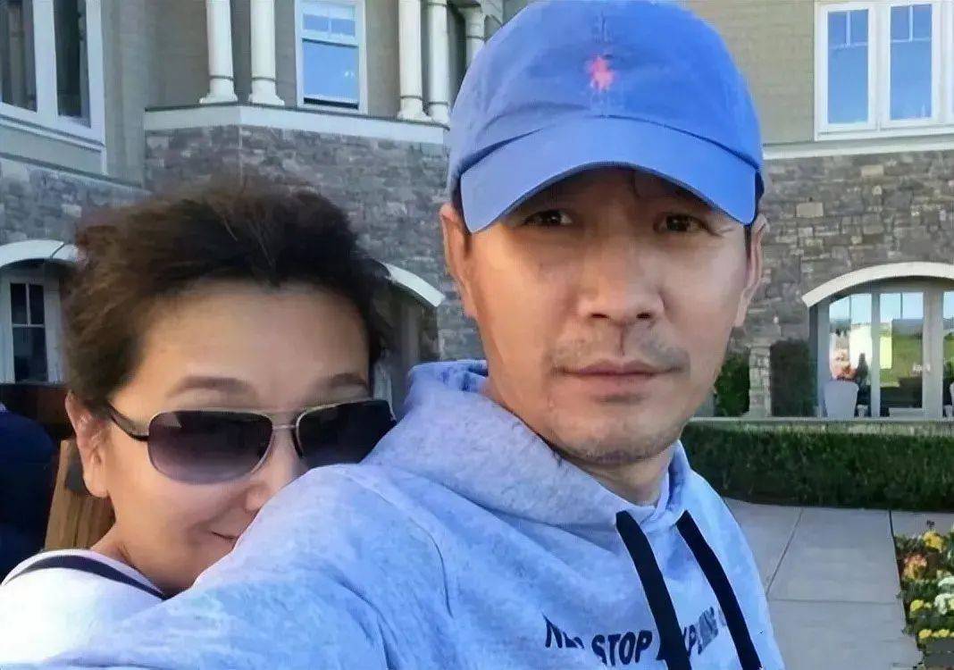 二婚后的江珊发福了,老公原来是熟悉的他,穿卫衣比高曙光帅多了_显得