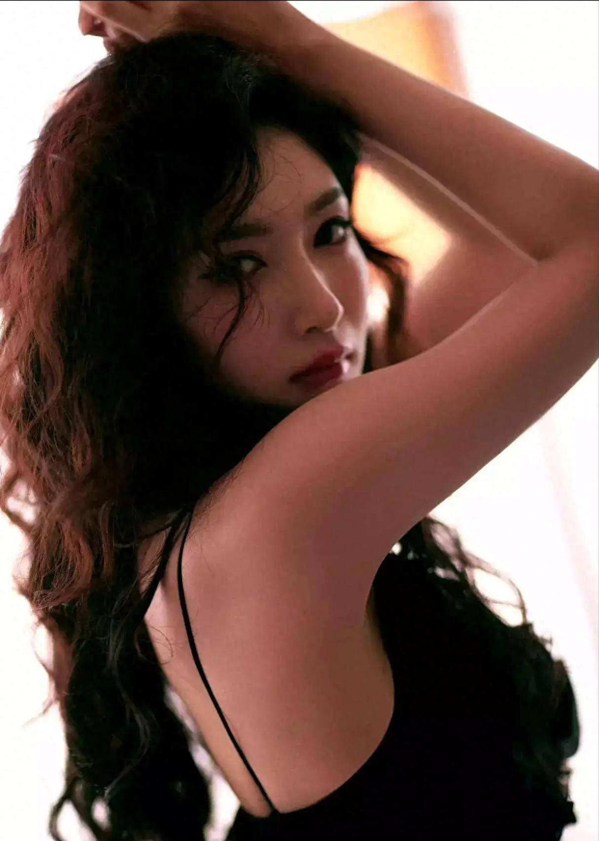 江疏影罕见秀身材,她身穿黑色深v丝袜裙,好身材一览无余_时尚_气质
