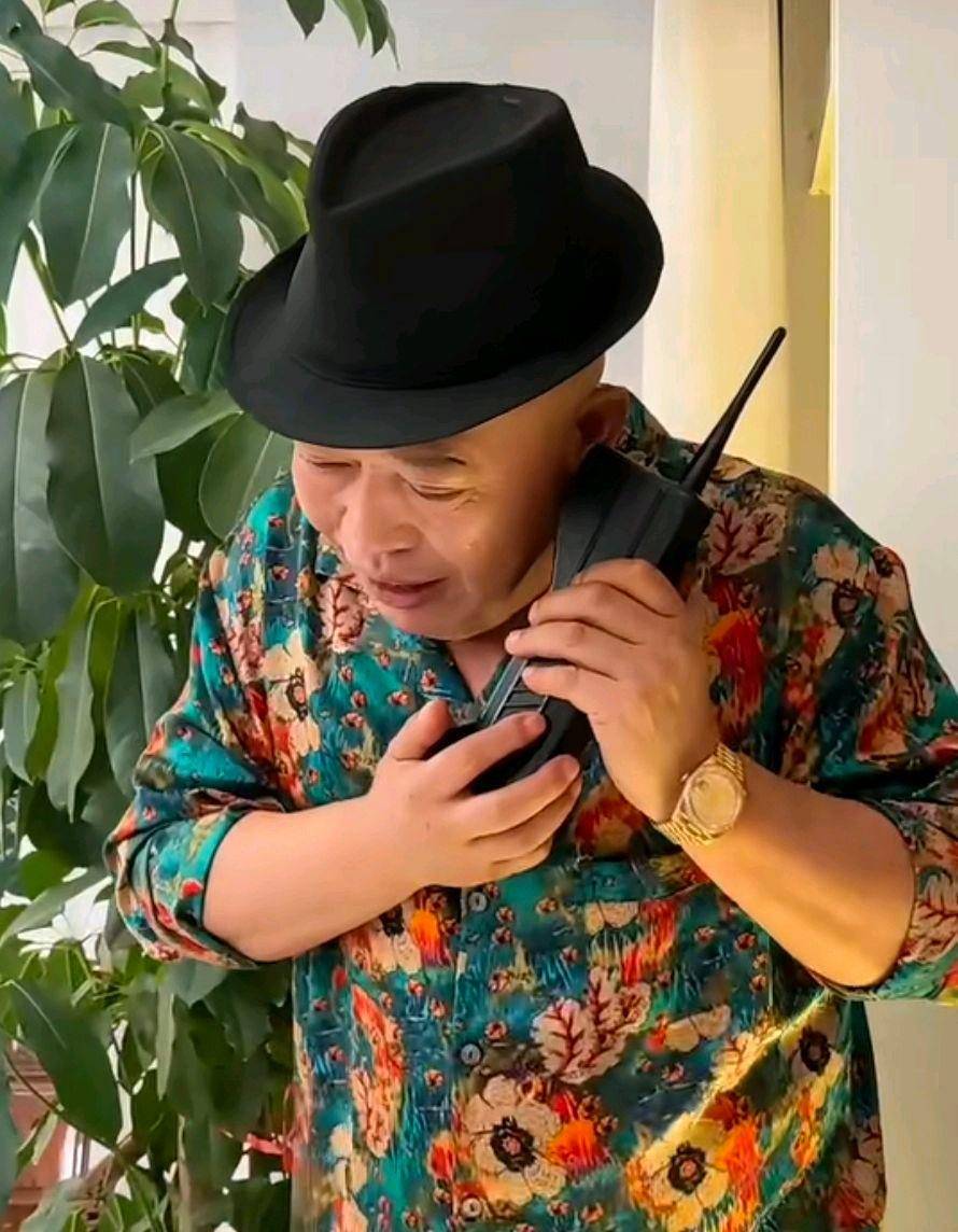 也只有二驴的爸爸,拥有近240万粉丝,也是一个搞怪的东北小老头,看能不