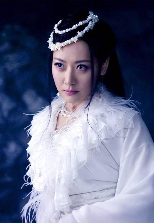 女主因为《神话》这部作品迅速走红,白冰受到了不同层次的观众关注.