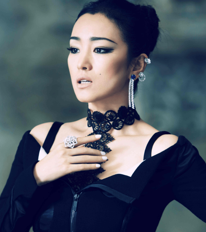 55岁巩俐近况罕曝光,逛奢侈品店拒于粉丝合影,签名字迹显潦草_网友