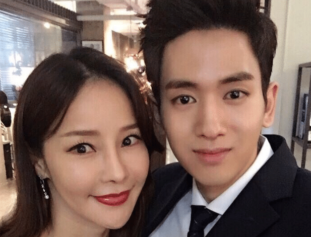 韩国另一对"母子恋",相差17岁修成正果,米娜火辣身材,太羡慕_柳弼立