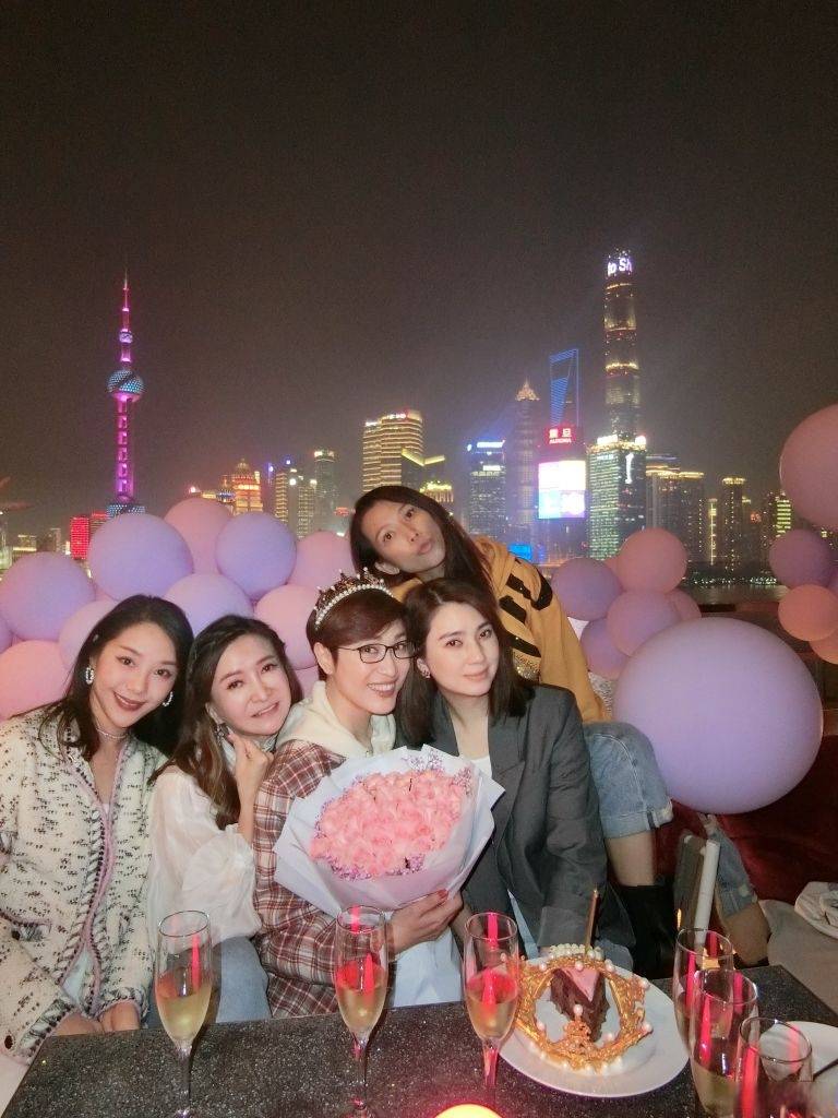 今天好友齐聚黄浦江畔为陈法蓉庆生,本人以及好闺蜜洪欣蔡少芬更是