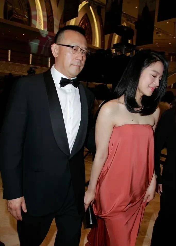 姜文老婆太高端了!浴巾裙也能穿出优雅感,妆容淡雅又?