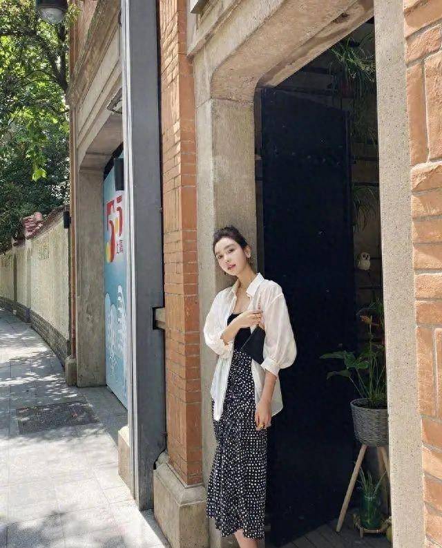 "云衫 过膝裙"是今年最优雅的连衣裙,气质迷人,谁穿谁就是最美!