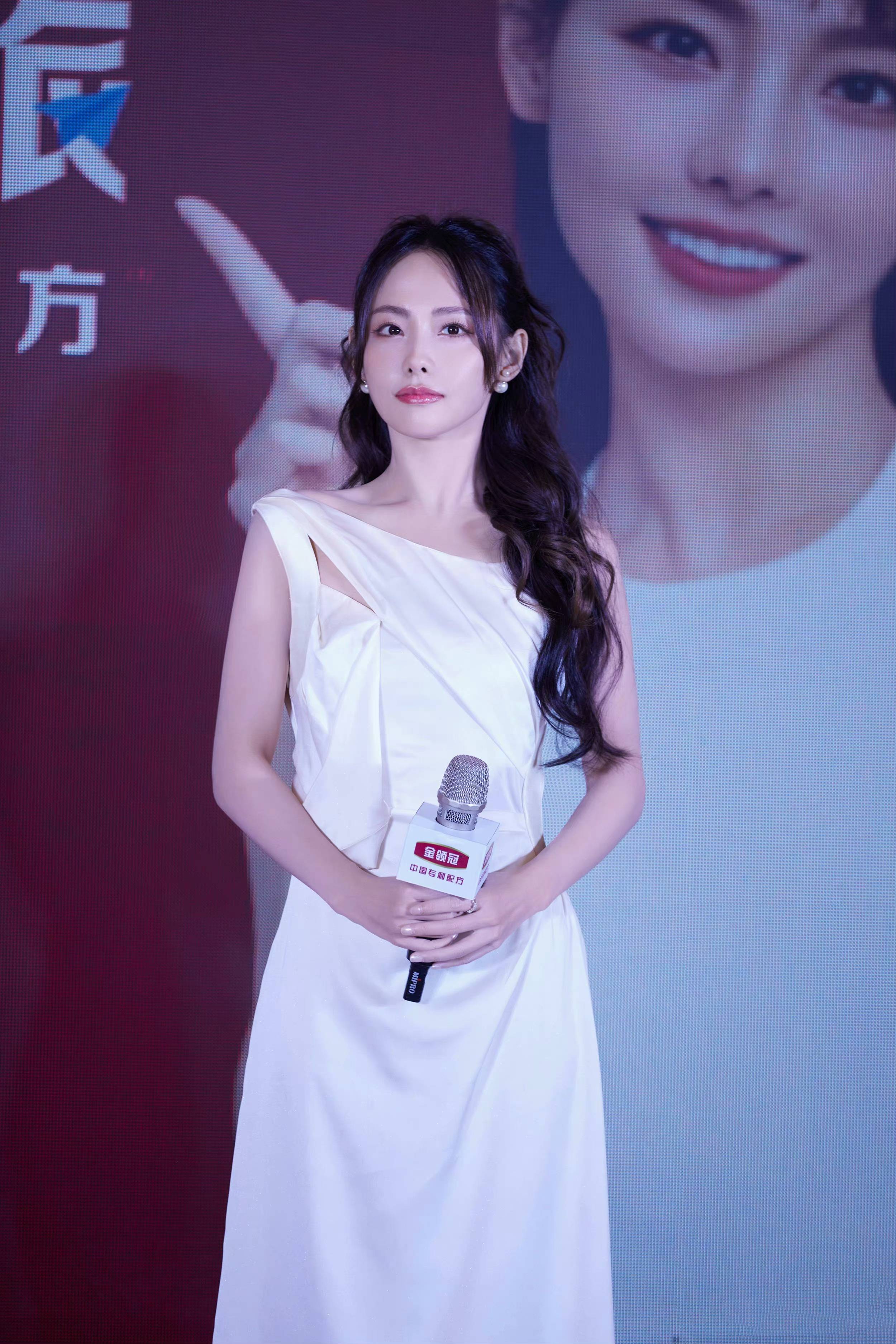 张嘉倪穿上这条个性的白色连衣裙,却给人一种撑不起来的感觉,她真的瘦