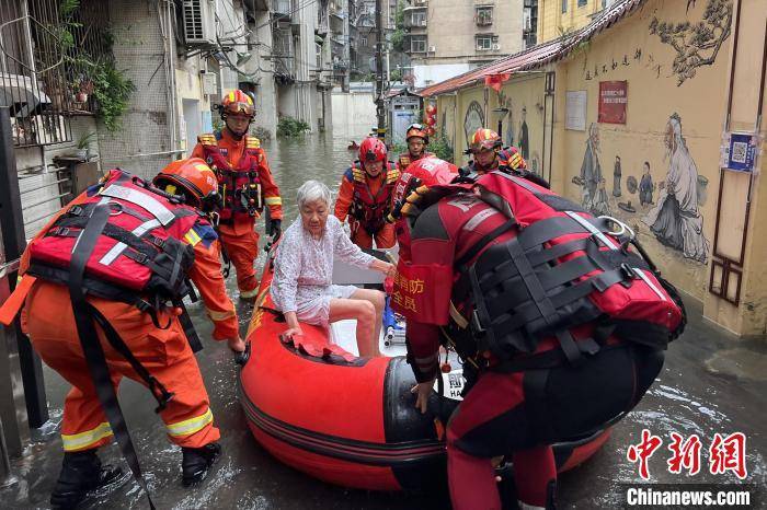 湖北宜昌暴雨致局地积水 消防营救疏散60余人_救援_群众_橡皮艇