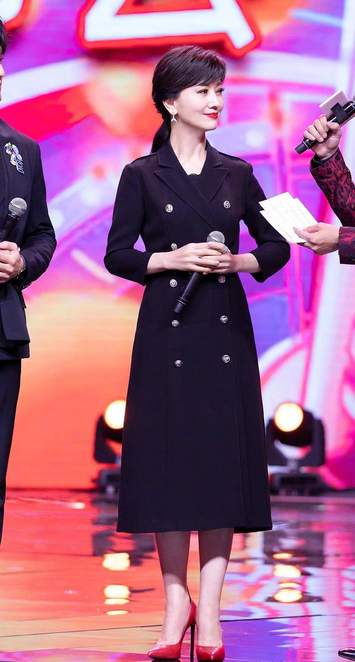 赵雅芝|红色高跟鞋散发迷人魅力和自信_时尚_线条_观众