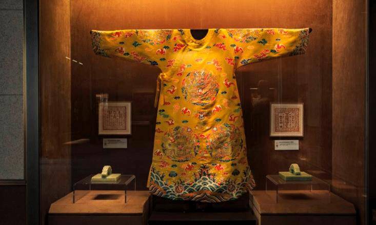 2006年,石景山出土一具龙袍干尸,此人是何身份?_主人_墓葬_康熙