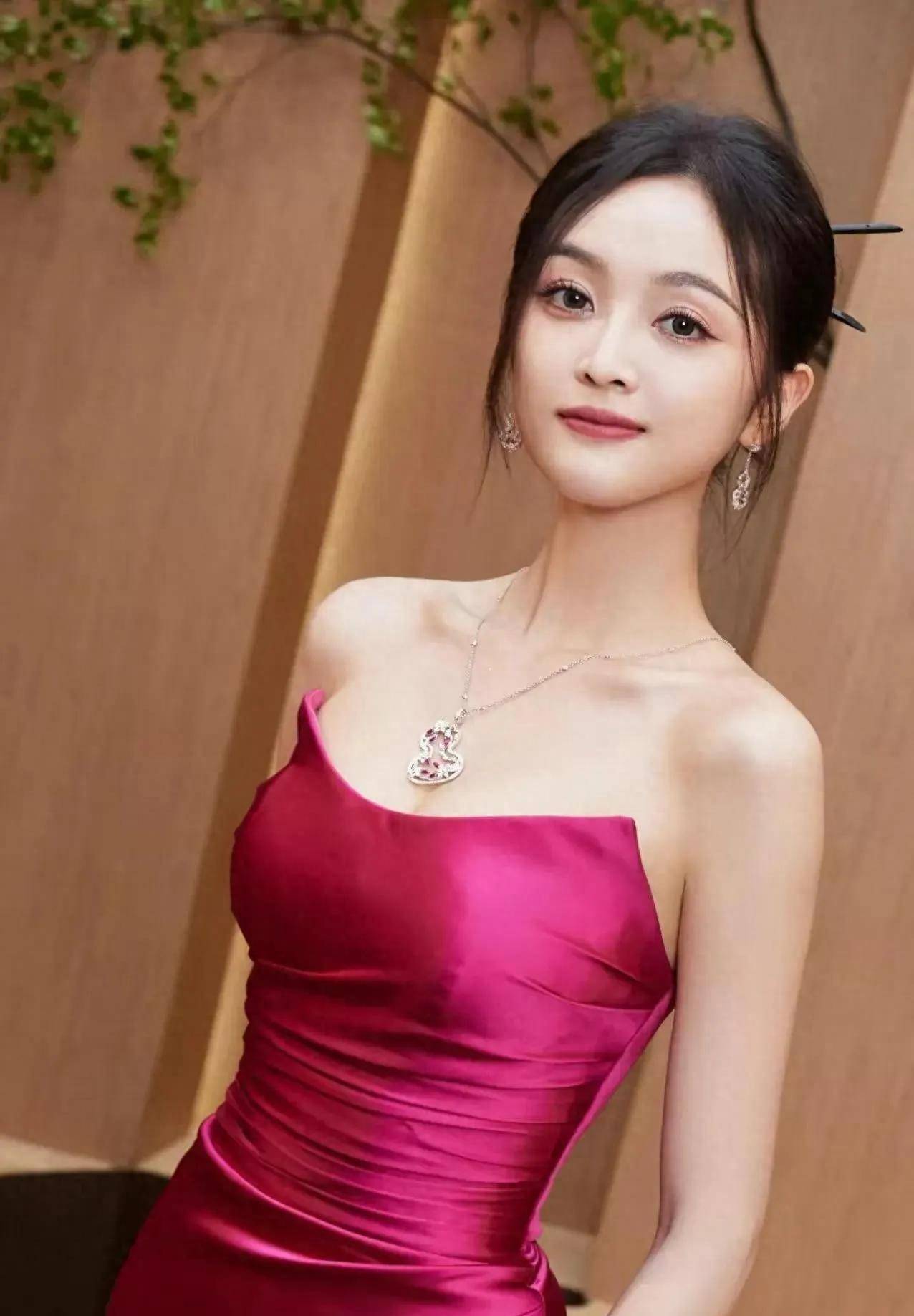 吴宣仪利用宅男女神的迷人魅力,抹身材裙演绎浪漫迷人的时尚魅力