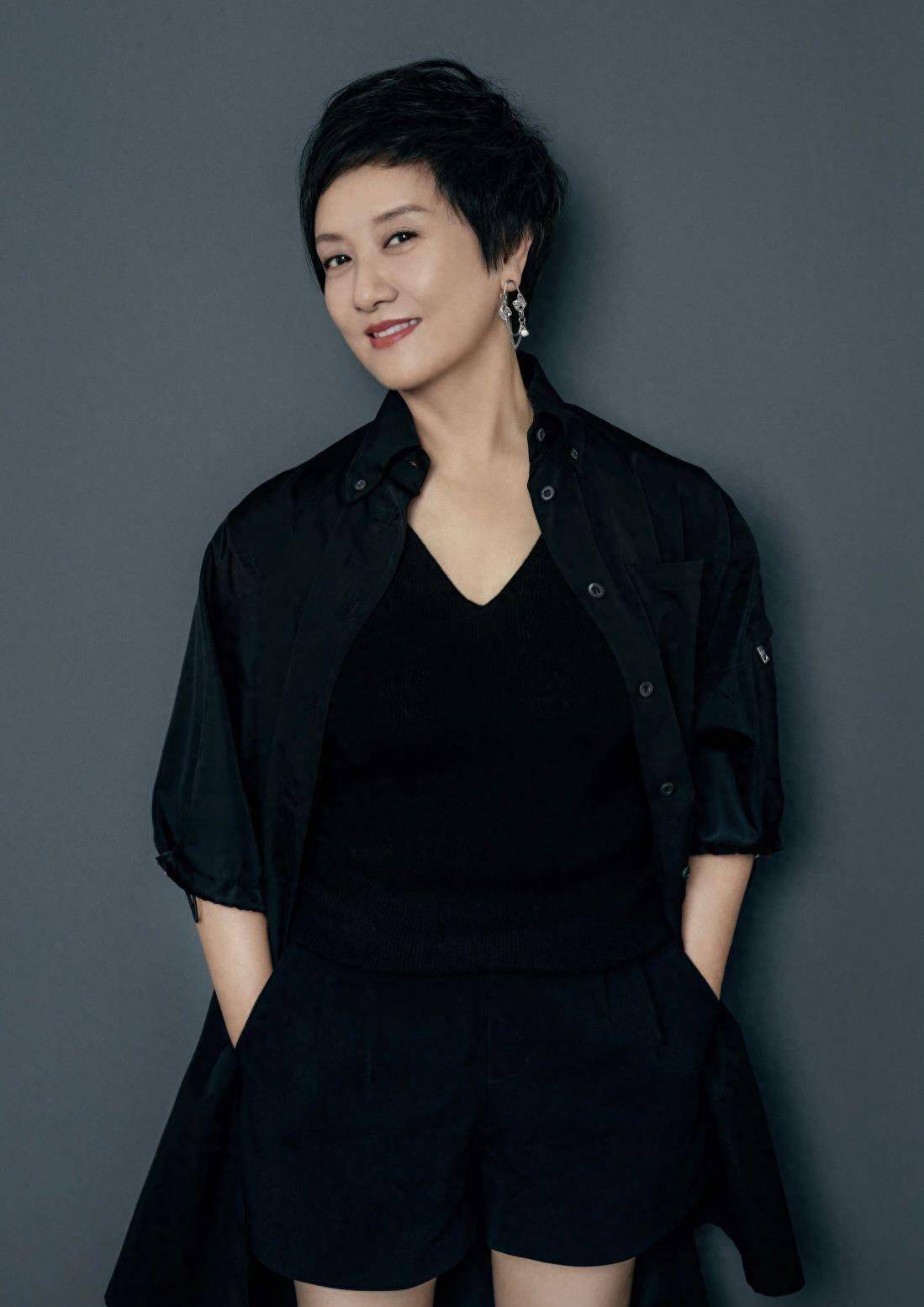 看了66岁邓婕的老年状态,才懂:发剪短,衣穿素,自然老去更优雅_短发