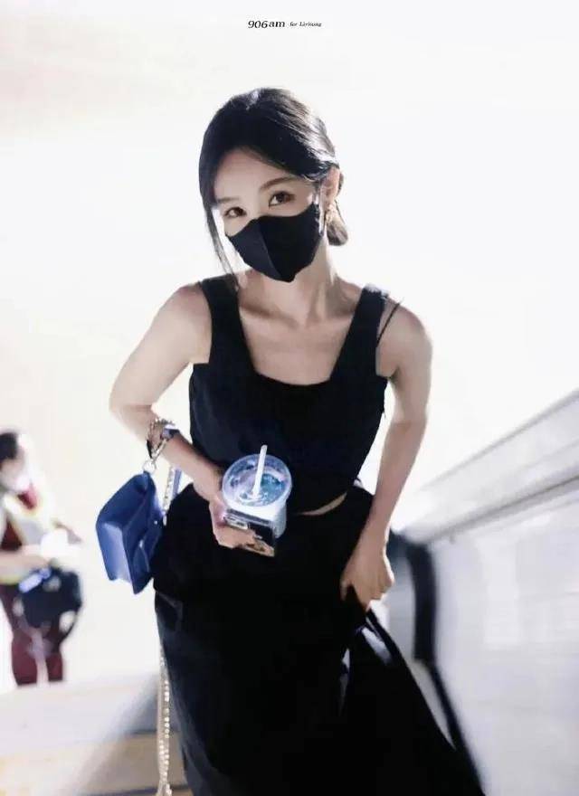 李一桐以"小黑裙拖鞋"穿搭风格走红,五官干净,大眼睛精致,眼神迷人!