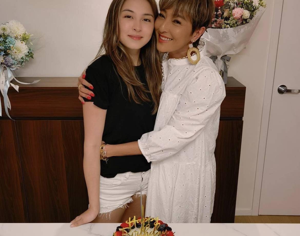 上山诗钠女儿庆祝24岁生日,窦靖童罕有缺席,张智霖夫妇争相送吻