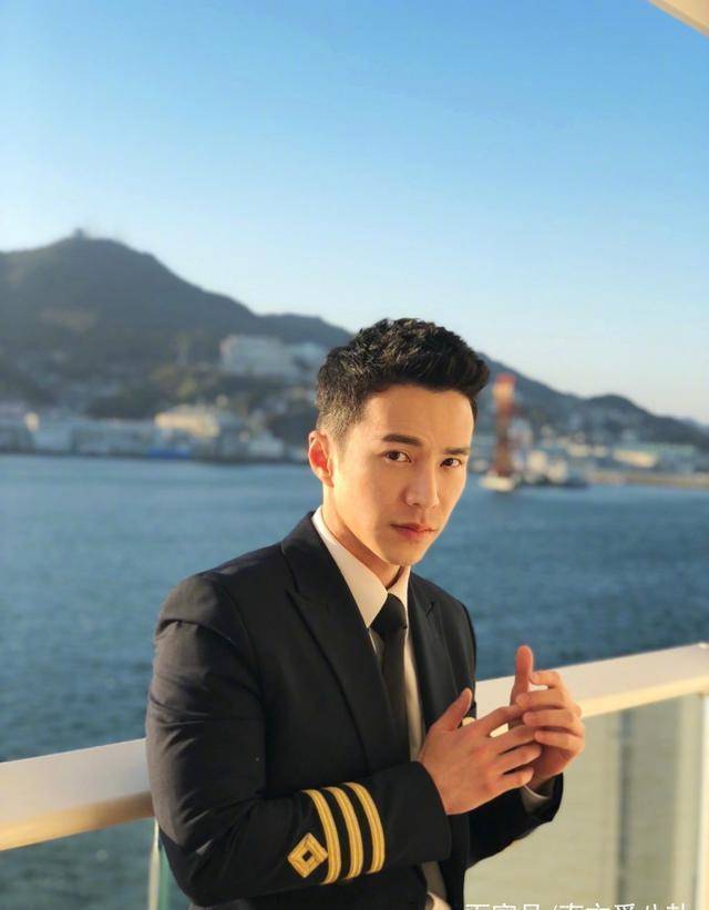 海兰察的饰演者名为王冠逸,是新加坡男演员,在新马泰地区,都相当的红.