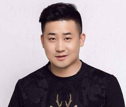 丫蛋与老公罕见同框,亲密依偎满脸笑,小鹏飞怀抱女儿好温馨_儿子_生活