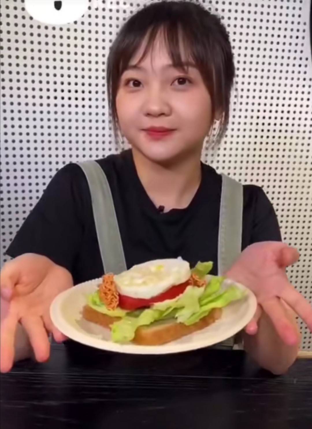 22岁林妙可晒漂亮午餐,仅几片蔬菜和面包好心酸,曾因长胖被群嘲_网友